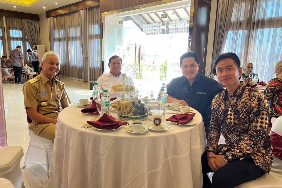 Ganjar Pranowo, Prabowo Subianto, Erick Thohir, dan Gibran Rakabuming saat sarapan di Bandara Adi Soemarmo Solo, Senin (24/7). Foto: Instagram Erick Thohir.