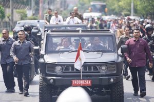Menteri Pertahanan Prabowo Subianto bersama Menteri BUMN Erick Thohir dan Presiden Jokowi menjajal Maung di Malang, Senin (24/7). Foto: Instagram Eric