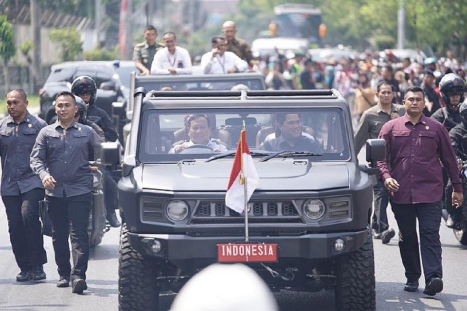 Menteri Pertahanan Prabowo Subianto bersama Menteri BUMN Erick Thohir dan Presiden Jokowi menjajal Maung di Malang, Senin (24/7). Foto: Instagram Erick Thohir.