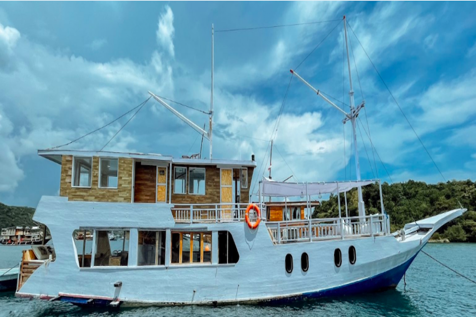 Kapal Phinisi di Labuan Bajo Tenggelam, Sandiaga: Belum Diurus Izinnya
