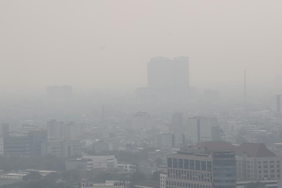 Suasana gedung-gedung bertingkat yang tertutup oleh kabut polusi di Jakarta, Selasa (25/7/2023). 