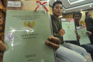 Penyerahan sertifikat tanah program PTSL di Bengkulu