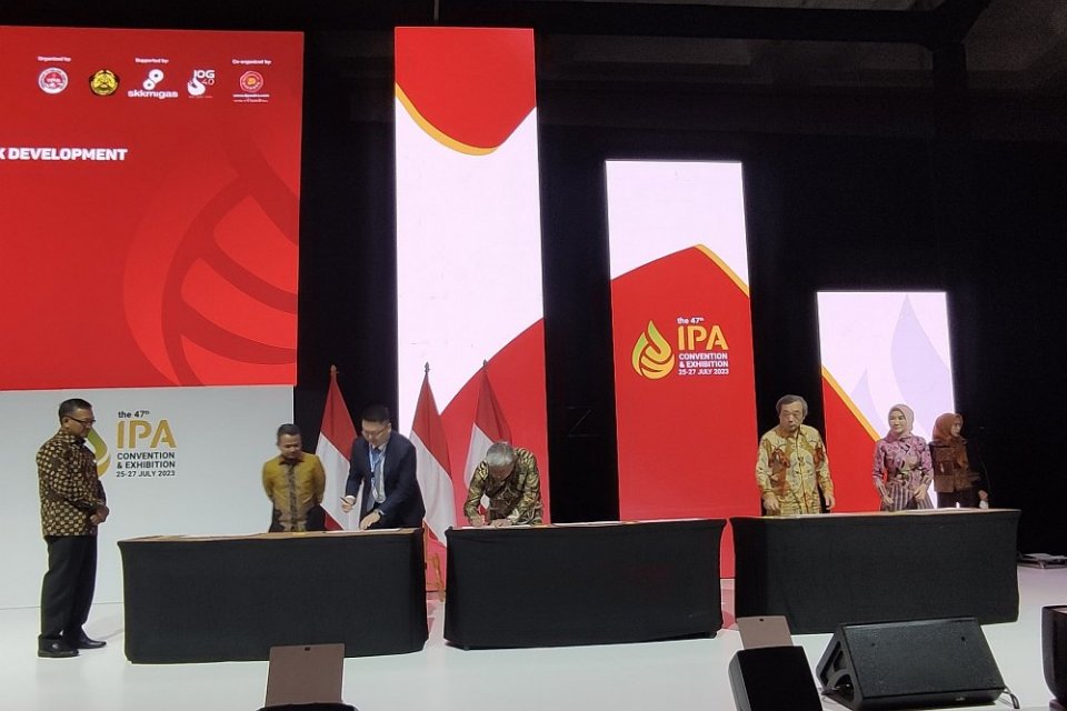 Penandatanganan sales purchase agreement Blok Masela oleh Pertamina, Petronas, dan Shell disaksikan oleh Menteri Energi dan Sumber Daya Mineral Arifin Tasrif di IPA Convex ke-47 di ICE BSD, Tangerang, Selasa (25/7).