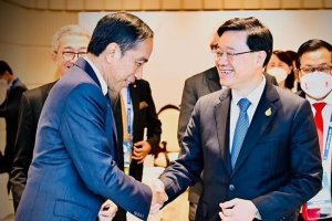 Presiden Joko Widodo saat bertemu pemimpin Hong Kong John Lee di sela-sela APEC Bangkok, Thailand, Jumat (18/11). Foto: Antara.