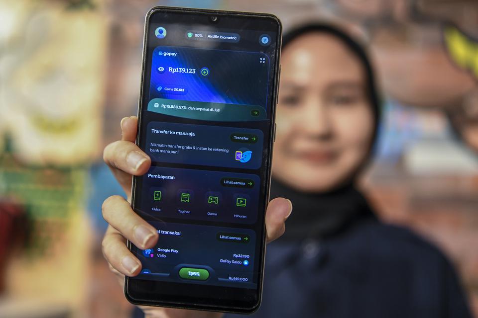 Seorang pengguna menunjukkan aplikasi GoPay di Jakarta, Rabu (26/7/2023). GoTo Financial resmi meluncurkan aplikasi GoPay secara nasional dengan tujuan untuk memberikan kemudahan akses finansial kepada seluruh lapisan masyarakat.