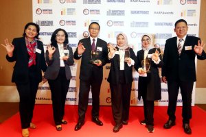Direksi Bank Mandiri di sela-sela acara ABF Retail Banking Awards 2023 di Marina Bay Sands Expo & Convention Center, Singapura, Selasa (25/7). 