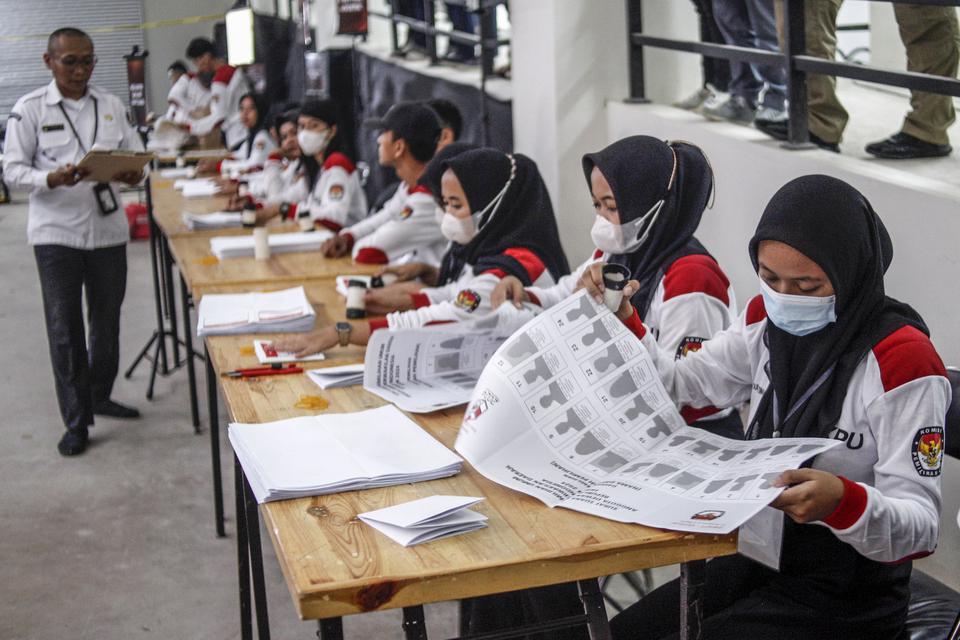 Sejumlah petugas KPU melipat surat suara Pemilu saat simulasi sortir, lipat dan pengepakan logistik di Kantor KPU, Kabupaten Bogor, Jawa Barat, Kamis (27/7/2023). 