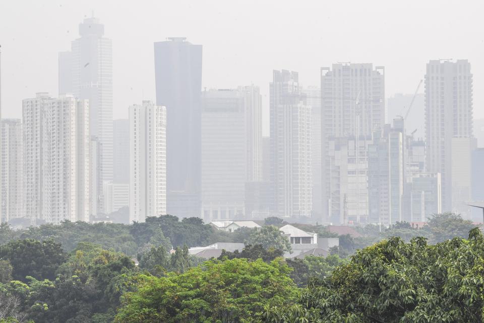 Suasana gedung-gedung bertingkat yang tertutup oleh kabut polusi udara di Jakarta, Kamis (27/7/2023). 