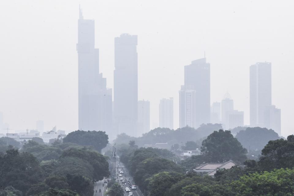 Suasana gedung-gedung bertingkat yang tertutup oleh kabut polusi di Jakarta, Kamis (27/7/2023). Dinas Lingkungan Hidup DKI Jakarta menghimbau masyarakat untuk mengurangi mobilitas menggunakan kendaraan pribadi karena buruknya kualitas udara menurut data D