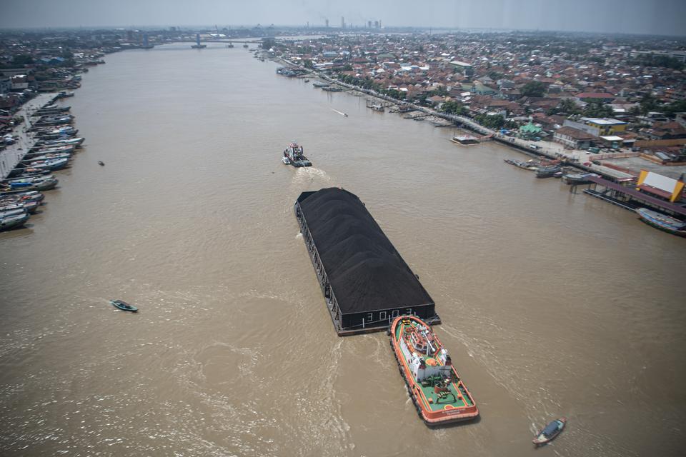 Kapal tongkang pengangkut batu bara melintas di Sungai Musi, Palembang, Sumatera Selatan, Kamis (27/7/2023). Kementerian Keuangan mencatat realisasi Penerimaan Negara Bukan Pajak (PNBP) dari sektor mineral dan batu bara atau minerba meningkat sebesar 94,7