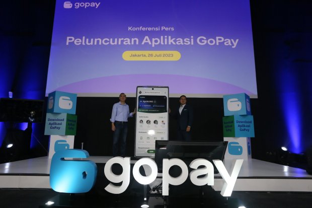 Aplikasi GoPay bahkan berhasil menyalip berbagai aplikasi lain di kategori finance hingga bertengger di peringkat teratas. 