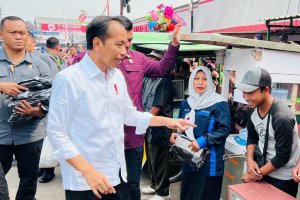 Presiden Jokowi Mengunjungi Pasar Bululawang Malang