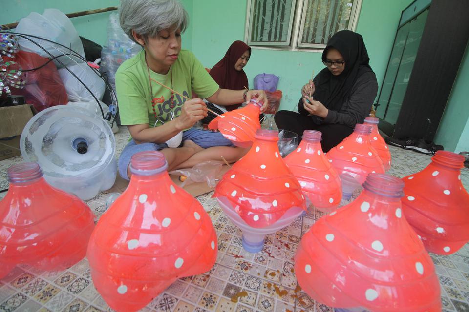 Ibu ibu membuat kerajinan berbahan limbah botol plastik di kawasan perumahan Griya Permata Gedangan, Sidoarjo, Jawa Timur, Jumat (28/7/2023). Warga di kawasan tersebut membuat pernak pernik hiasan lampu untuk menyambut Hari Kemerdekaan Ke-78 Republik Indo