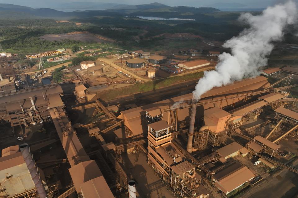 Foto udara smelter milik PT Vale Indonesia Tbk di Sorowako, Kabupaten Luwu Timur, Sulawesi Selatan, Jumat (28/7/2023). 