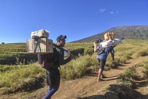 Jasa porter pendakian Gunung Rinjani