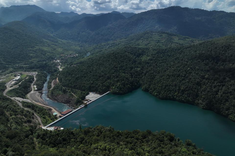 Foto udara lokasi PLTA Balambano di Desa Wasuponda, Kabupaten Luwu Timur, Sulawesi Selatan, Sabtu (29/7/2023). 