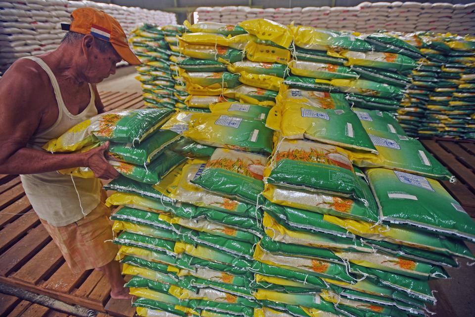 Pekerja menata stok beras kualitas medium kemasan 5 kilogram di gudang Bulog Serang, Banten, Senin (31/7/2023). Perum Bulog bekerja sama dengan Badan Pangan Nasional menyiapkan 2 ton beras kualitas medium kemasan 5 kilogram yang dijual seharga Rp41.500 (