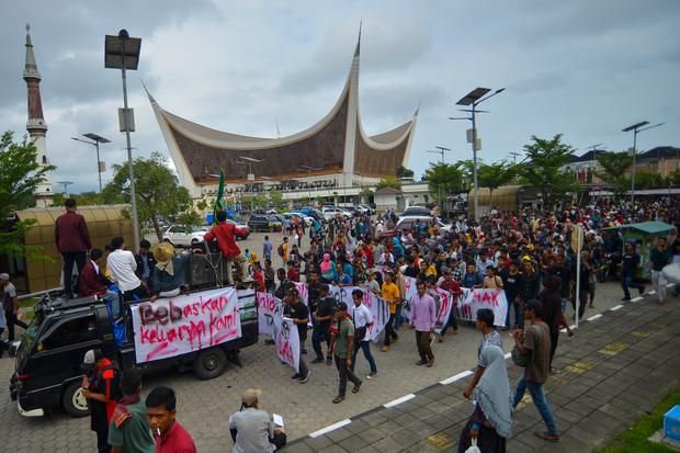 Aksi unjuk rasa masyarakat Air Bangis di Padang