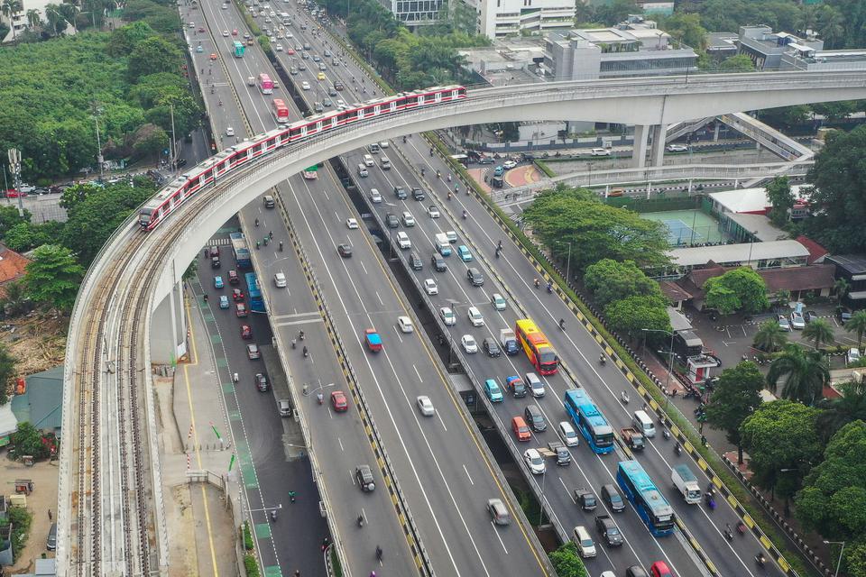 Kereta Lintas Raya Terpadu atau LRT Jabodebek melintas di jembatan rel lengkung (long span) LRT Kuningan, Jakarta, Rabu (2/8). 