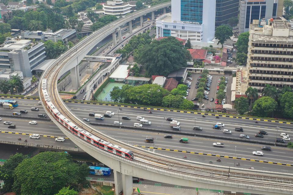 Kereta ringan atau Light Rail Transit (LRT) melintas di jembatan rel lengkung (longspan) LRT Kuningan, Jakarta, Rabu (2/8/2023). Wakil Menteri BUMN Kartika Wirjoatmodjo menyebutkan konstruksi jembatan lengkung dari Gatot Subroto menuju ke Kuningan salah d