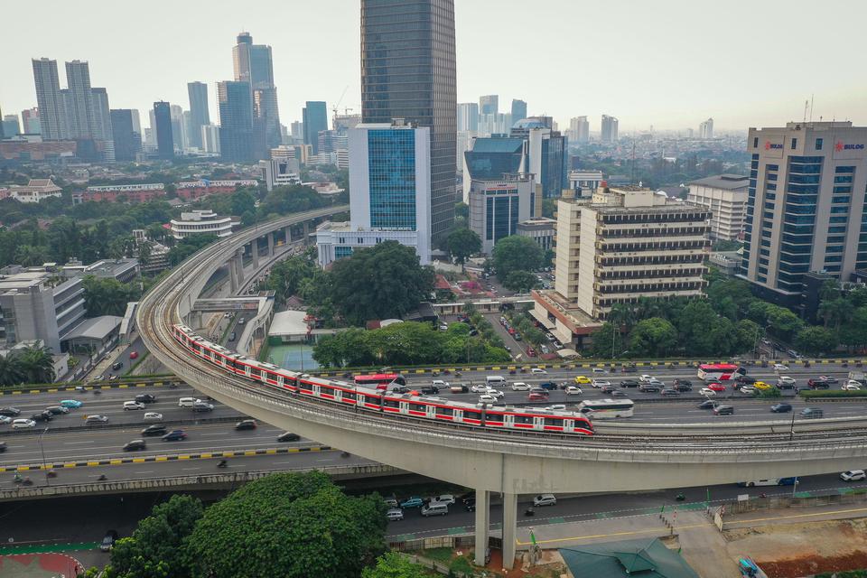 Kereta ringan atau Light Rail Transit (LRT) melintas di jembatan rel lengkung (longspan) LRT Kuningan, Jakarta, Rabu (2/8/2023). Wakil Menteri BUMN Kartika Wirjoatmodjo menyebutkan konstruksi jembatan lengkung dari Gatot Subroto menuju ke Kuningan salah d