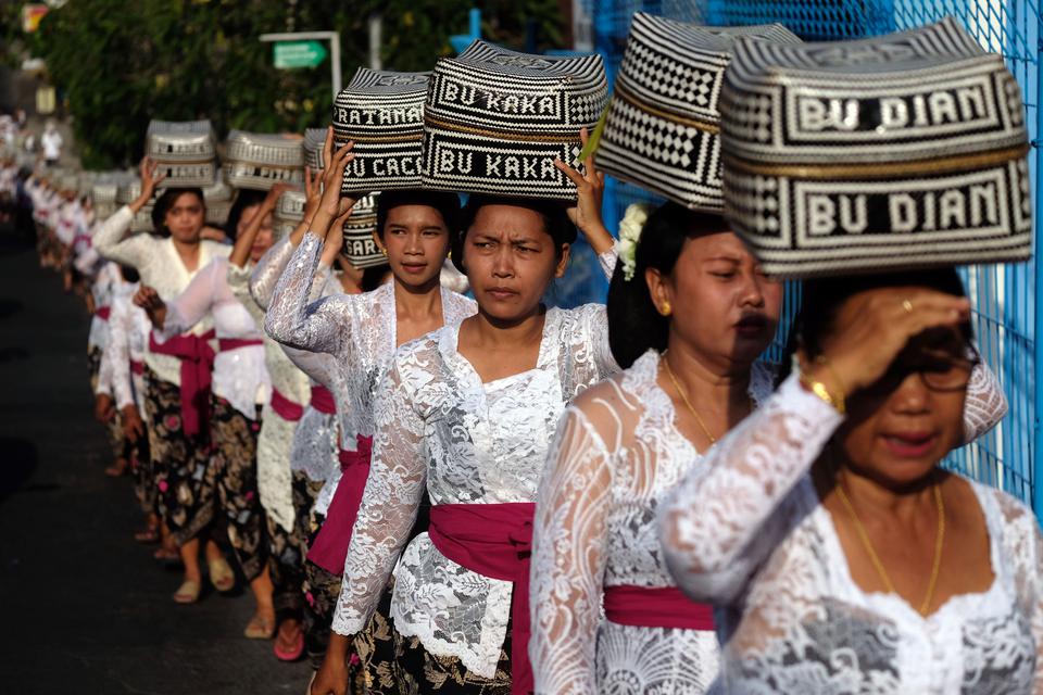 Umat Hindu berjalan sambil menjunjung keben bambu atau tempat sesajen saat tradisi Mapeed pada rangkaian persembahyangan Hari Raya Galungan di Desa Lukluk, Badung, Bali, Rabu (2/8/2023). Tradisi berjalan beriringan dengan membawa sesajen tersebut digelar 