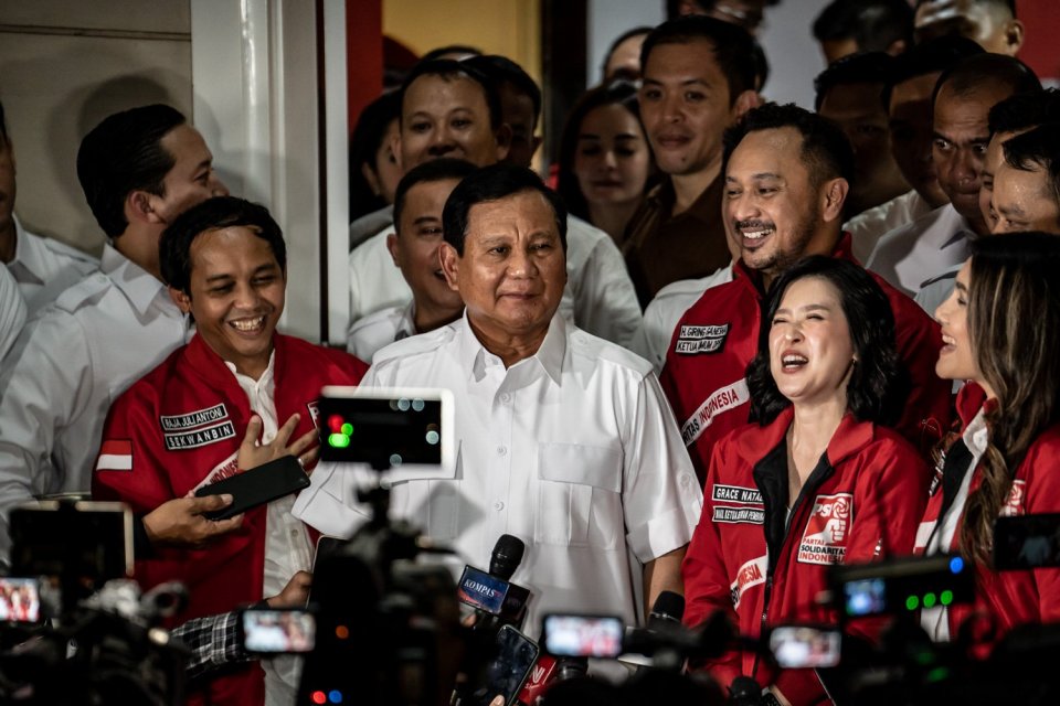 Ketua Umum Partai Gerindra Prabowo Subianto, Ketua Umum PSI Giring Ganesha, dan Wakil Ketua Dewan Pembina PSI Grace Natalie melakukan konferensi pers saat kunjungan politik di kantor Dewan Pimpinan Pusat (DPP) Partai Solidaritas Indonesia, Jakarta, Rabu (