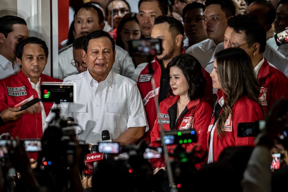 Ketua Umum Partai Gerindra Prabowo Subianto, Ketua Umum PSI Giring Ganesha, dan Wakil Ketua Dewan Pembina PSI Grace Natalie melakukan konferensi pers saat kunjungan politik di kantor Dewan Pimpinan Pusat (DPP) Partai Solidaritas Indonesia, Jakarta, Rabu (