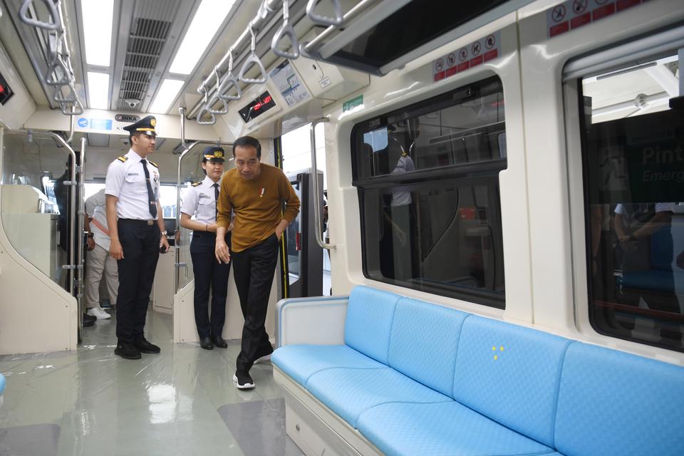 Presiden Joko Widodo menaiki LRT Jabodetabek di Jakarta, Kamis (3/8/2023). Presiden menggunakan moda transportasi LRT dengan rute Stasiun Harjamukti hingga Stasiun Dukuh Atas.