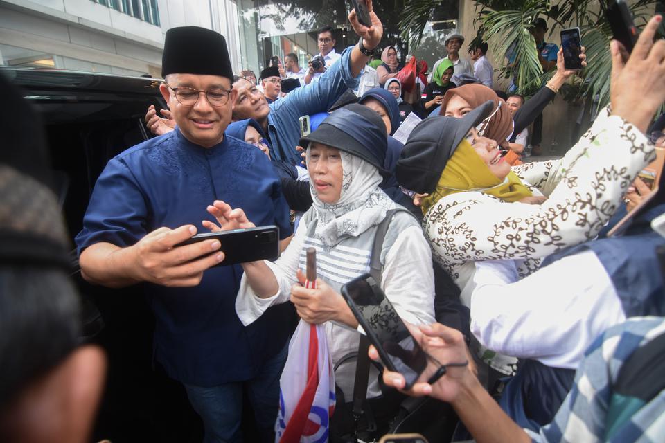 Bakal calon presiden Anies Baswedan (kiri) menyapa relawan saat kunjungan ke Rumah Temu Relawan Duren Tiga di Jakarta, Jumat (4/8/2023). 