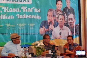 Akademisi Rocky Gerung saat berbicara di sebuah seminar di Solo, Jawa Tengah, Rabu (4/8). Foto: Antara.