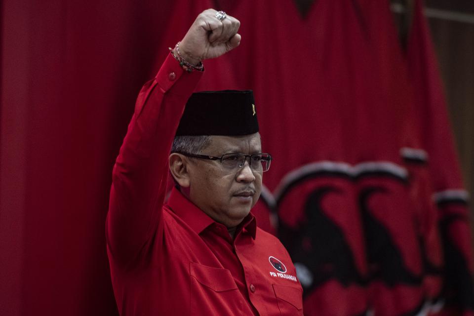Sekjen DPP PDI Perjuangan Hasto Kristiyanto memberikan sambutan saat membuka acara pelatihan juru kampanye (jurkam) partai tingkat nasional dalam menghadapi Pemilu 2024 di Sekolah Partai DPP PDI Perjuangan, Jakarta, Sabtu (5/8/2023). 