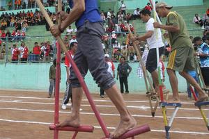 Lomba permainan tradisional Enggrang di Malang