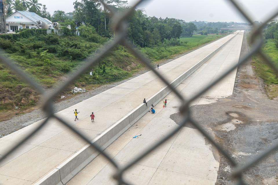 Sejumlah bermain di pembangunan jalan tol Serang-Panimbang Seksi II di Lebak, Banten, Senin (7/8/2023). Pemerintah targetkan pembangunan tol Serang-Panimbang sepanjang 83,57 kilometer rampung pada Maret 2024 guna mendorong pertumbuhan ekonomi baru di wila