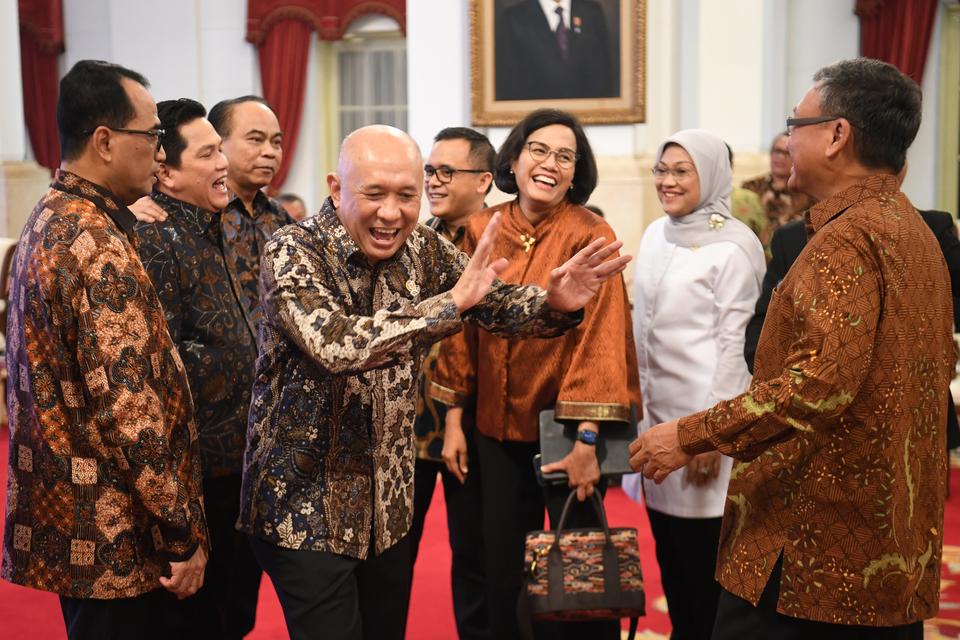 Sejumlah menteri Kabinet Indonesia Maju berbincang sebelum mengikuti sidang kabinet paripurna di Istana Negara, Jakarta, Rabu (9/8/2023). 