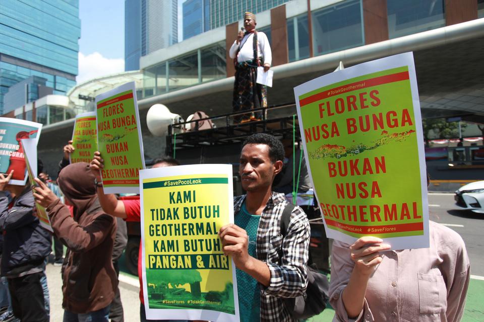 Sejumlah pengunjuk rasa menggelar aksi di depan Kedutaan Besar Jerman, Jakarta, Rabu (9/8/2023). 