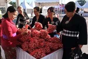 Pasar rakyat jelang Hari Raya Kuningan