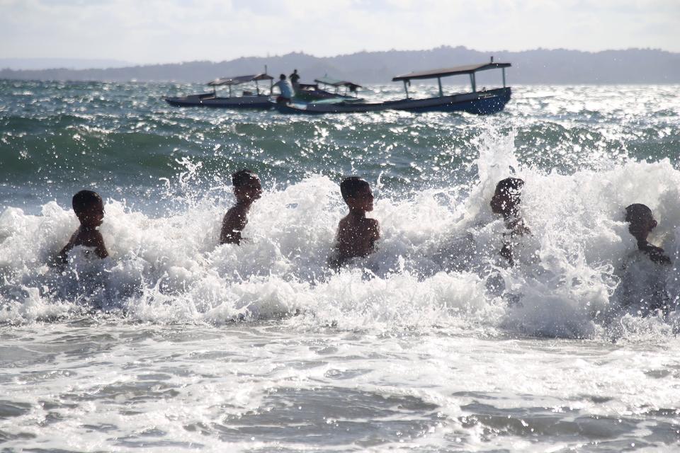 Indonesia dan Belanda sudah berkomitmen untuk mengembangkan energi terbarukan yang bersumber dari gelombang laut atau tenaga tidal yang terletak di Flores, Nusa Tenggara Timur. 