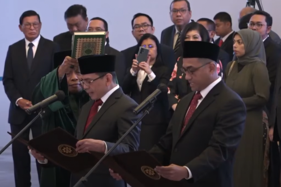 Agusman dan Hasan Fawzi resmi dilantik sebagai Anggota Dewan Komisioner baru OJK oleh Mahkamah Agung