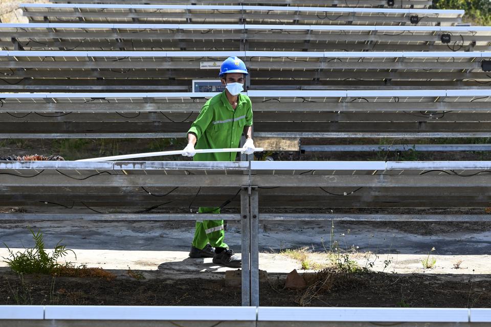 Pekerja membersihkan panel Pembangkit Listrik Tenaga Surya (PLTS) di pulau wisata Gili Trawangan, Kecamatan Pemenang, Tanjung, Lombok Utara, NTB, Kamis (10/8/2023). Menurut data PLN NTB saat ini kontribusi energi baru terbarukan (EBT) di NTB sekitar 3,46 
