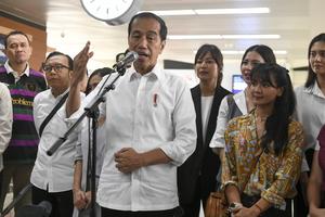 Presiden Jokowi jajal LRT bersama artis