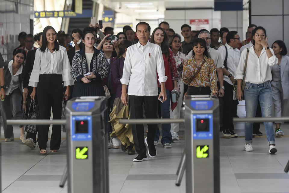 Jokowi resmikan LRT