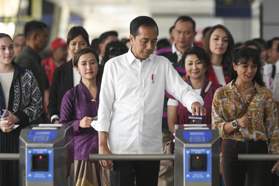 Presiden Joko Widodo (tengah) bersama para artis memasuki stasiun untuk menaiki LRT Jabodebek menuju Stasiun Dukuh Atas di Stasiun Jatimulya, Bekasi, Jawa Barat, Kamis (10/8/2023). 