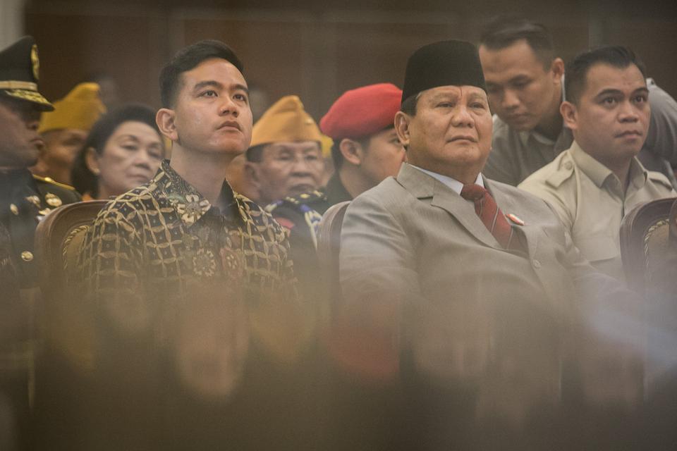 Menteri Pertahanan Prabowo Subianto (kedua kanan) didampingi Wali Kota Solo Gibran Rakabuming Raka (kiri) menghadiri acara peringatan Hari Veteran Nasional (Harvetnas) di Auditorium GPH Haryo Mataram, UNS, Solo, Jawa Tengah, Kamis (10/8/2023).
