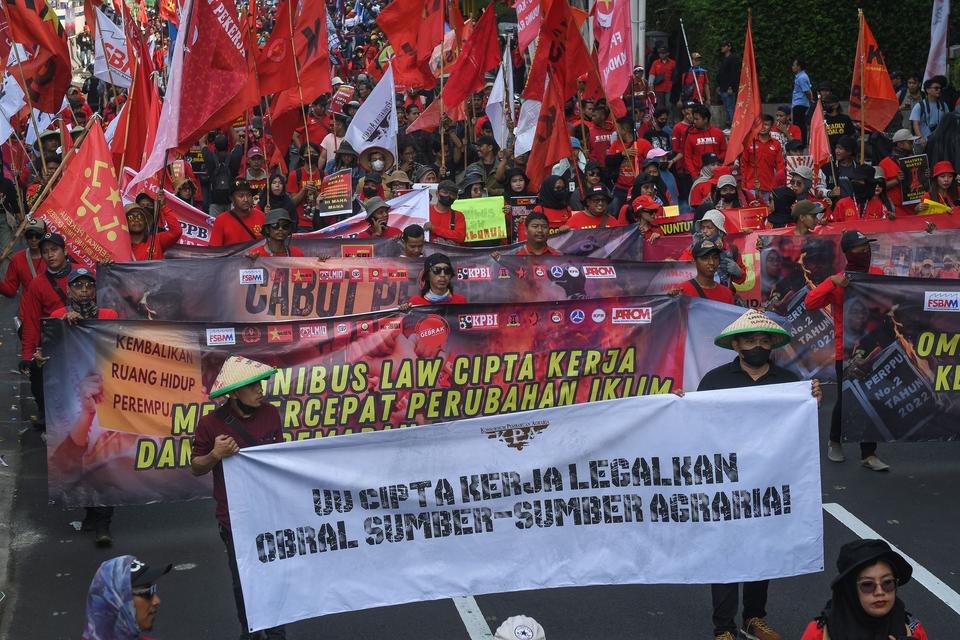 Buruh melakukan aksi jalan kaki di Jalan MH Thamrin menuju kawasan Monumen Nasional, Jakarta, Kamis (10/8/2023).
