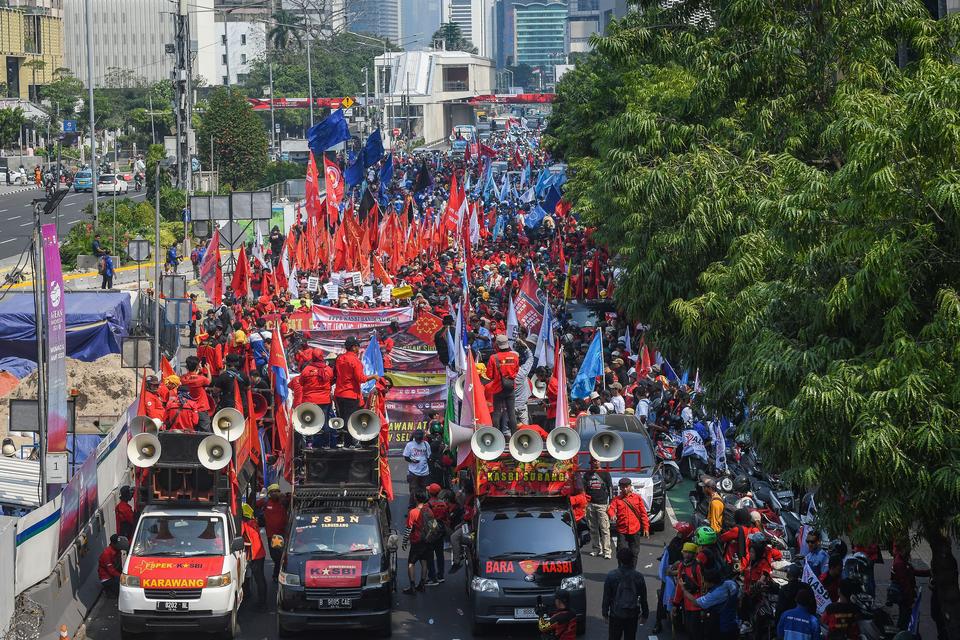 Buruh melakukan aksi jalan kaki di Jalan MH Thamrin menuju kawasan Monumen Nasional, Jakarta, Kamis (10/8/2023). 