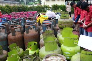Ungkap kasus pengoplosan gas elpiji di Medan