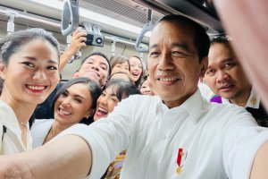 Jokowi dan Pekerja Seni Naik LRT