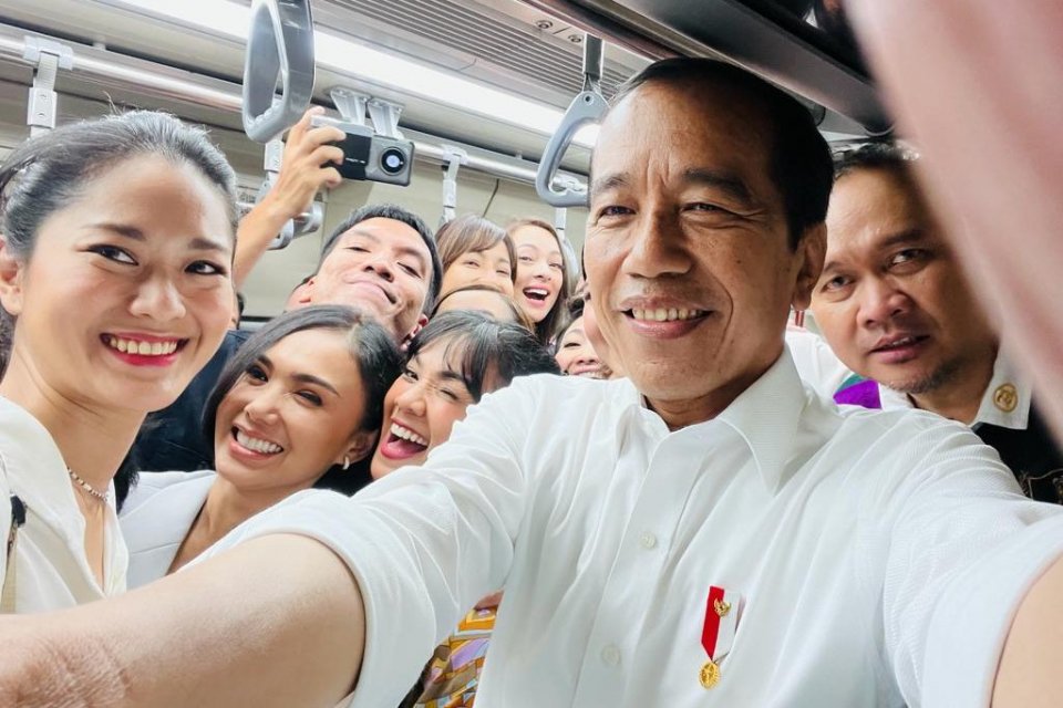 Presiden Joko Widodo dengan penggiat seni menggunakan LRT dalam perjalanan dari Stasiun Jati Mulya Bekasi menuju Stasiun Dukuh Atas Jakarta pada Kamis pagi, 10 Agustus 2023.