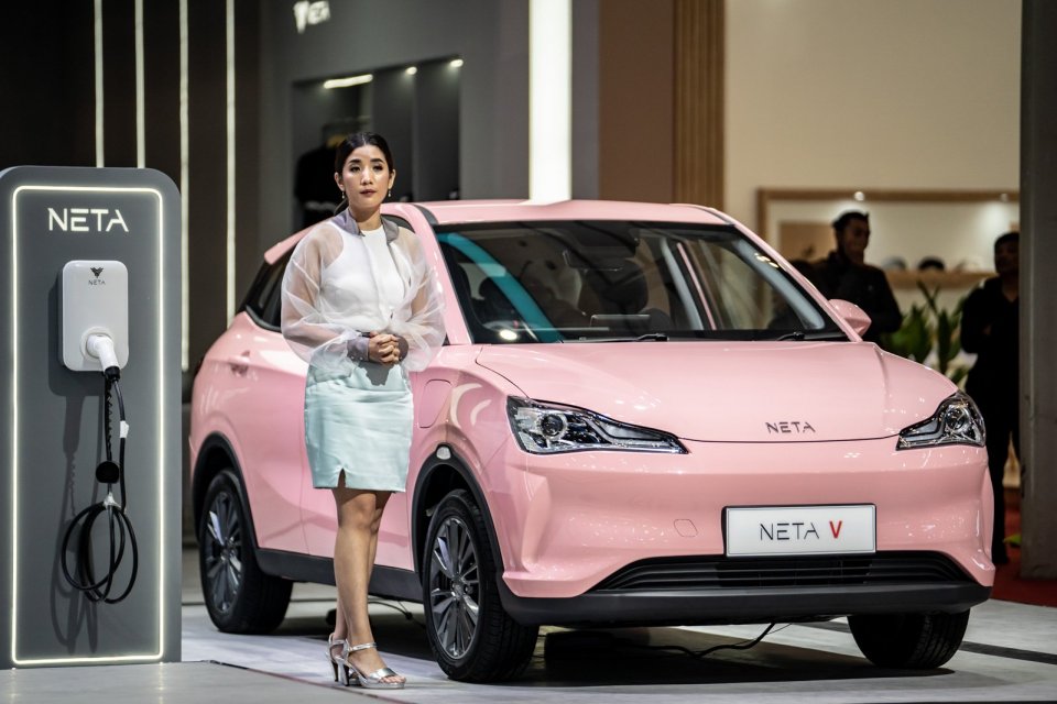 Mobil listrik Neta V dipajang dihari pertama pameran otomotif GAIKINDO Indonesia International Auto Show (GIIAS) 2023 di ICE BSD Serpong, Tagerang, Kamis (10/8). Mengusung tema "Future Now", GIIAS 2023 merepresentasikan masa depan industri otomotif 